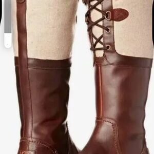 Ugg’s Elsa woman’s waterproof boots size 8 in amazing condition